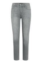 Load image into Gallery viewer, Joe`s Jeans Charlie Crop