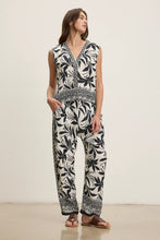 Load image into Gallery viewer, Velvet Claudia Fiji Print Pant
