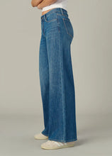 Load image into Gallery viewer, Joe`s Jeans The Lou Lou Low Rise Wide Leg
