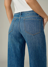 Load image into Gallery viewer, Joe`s Jeans The Lou Lou Low Rise Wide Leg
