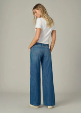Load image into Gallery viewer, Joe`s Jeans The Lou Lou Low Rise Wide Leg
