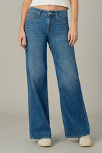 Load image into Gallery viewer, Joe`s Jeans The Lou Lou Low Rise Wide Leg

